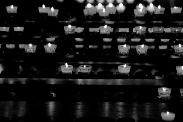 candles-2413060_1920 black and white